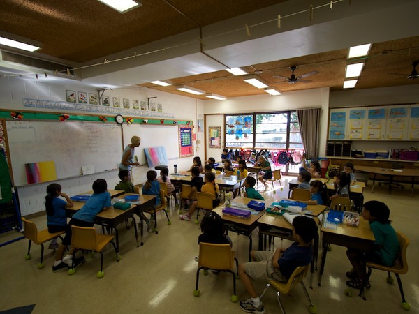 The keiki (kids) try to guess the real subject matter of my photos while Roxanne writes their guesses on the board 